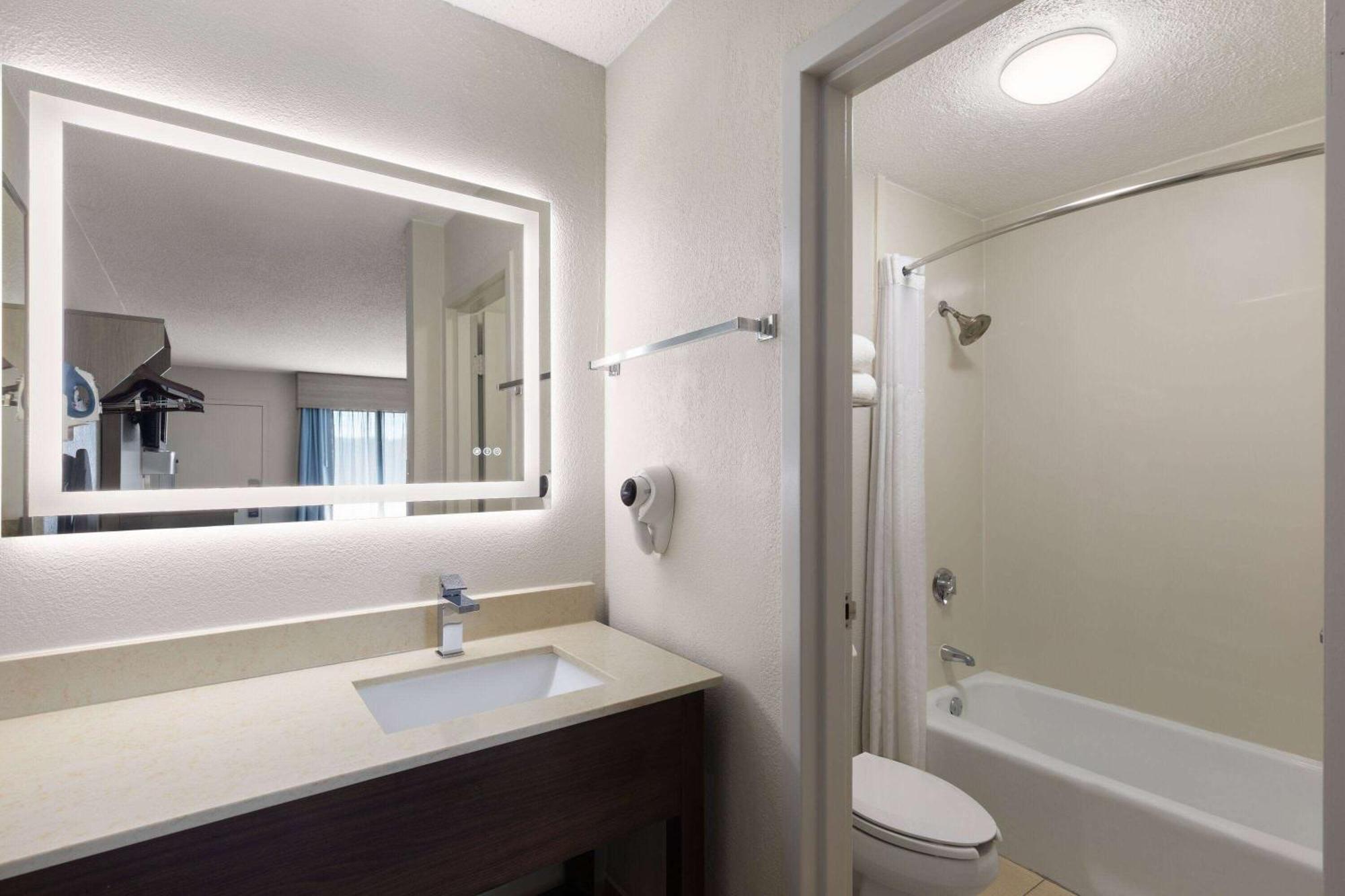Baymont By Wyndham Nashville Airport Esterno foto